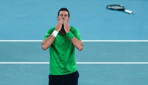 湖人詹姆斯关键发挥险胜76人，刷新个人40岁后得分纪录，豪取17胜稳居西部第二。